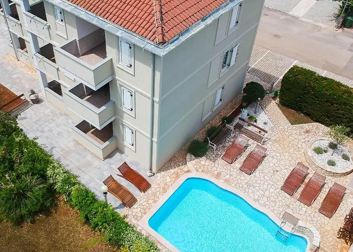 Apartments And Rooms Degra